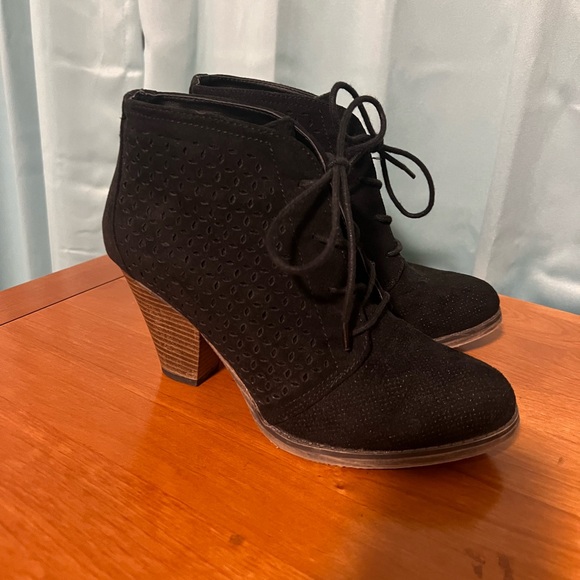 MIA laser cut black suede booties women’s size 7-GUC - Picture 10 of 15